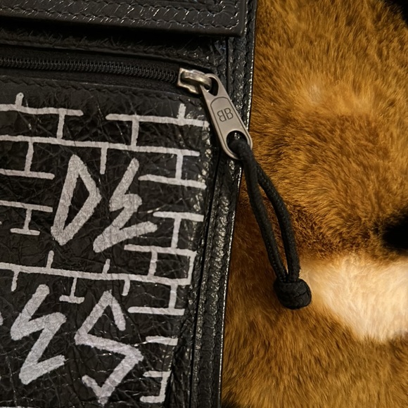 - Arena lamb graffiti all over bag - Picture 3 of 7